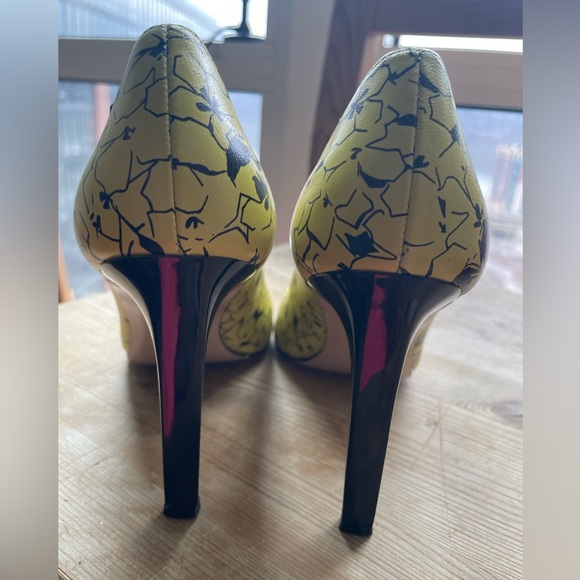 Calvin Klein Rare Black and Yellow Floral Print Heels - Picture 10 of 11